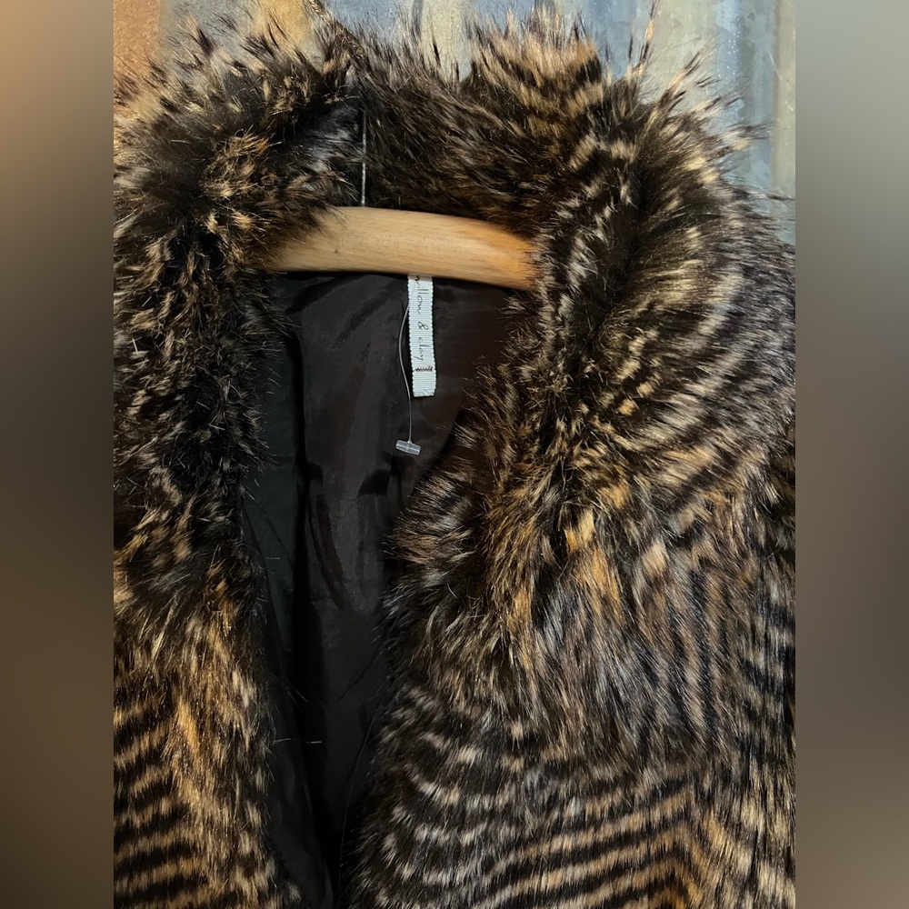 Willow and Clay Faux Fur Coat
Animal Print Jacket Women's 3/4 Sleeve M Festival - Picture 5 of 5